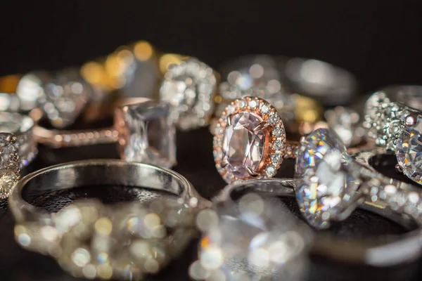 Anillos Joyería Sobre Fondo Negro —  Fotos de Stock