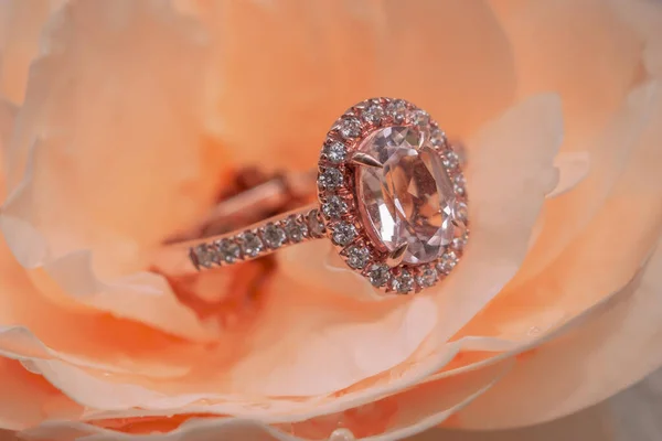 Cincin Berlian Merah Muda Pada Latar Belakang Bunga Mawar — Stok Foto