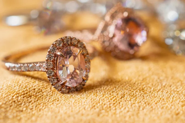 Jóias Anéis Diamante Rosa Fundo Tecido Dourado Close — Fotografia de Stock
