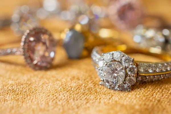 Κοσμήματα Διαμαντένια Δαχτυλίδια Χρυσό Φόντο Ύφασμα Από Κοντά — Φωτογραφία Αρχείου