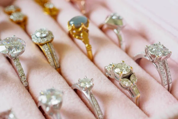 Ékszer Gyémánt Gyűrű Fülbevaló Dobozban — Stock Fotó