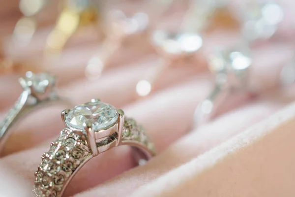 Arany Ékszerek Gyémánt Gyűrűk Dobozban — Stock Fotó