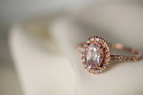 Jóias Casamento Anel Diamante Rosa Perto — Fotografia de Stock