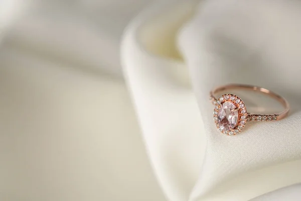 Biżuteria Ślub Różowy Diament Pierścień Zbliżenie — Zdjęcie stockowe