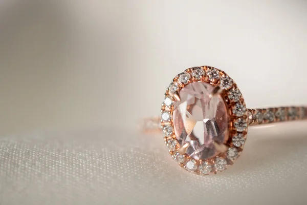 Ékszerek Esküvő Rózsaszín Gyémánt Gyűrű Közelről — Stock Fotó