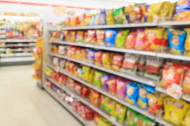 Patates cipsli süpermarket rafları soyut arka plan bulanıklığı