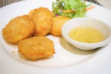 Tod Mun Goong, kızarmış karidesli gözleme Tayland yemeği.