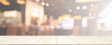 Ahşap masa üstü restoran kafesi ya da kafenin içi soyut odaklanmış bulanık arka planı olan insanlarla dolu.