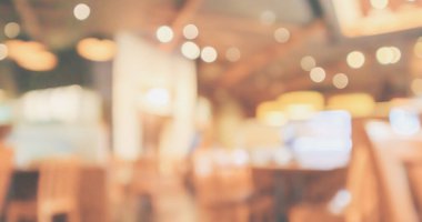 Müşteri ve ahşap masa ile restoran içi Bokeh Light ile soyut arka plan bulanıklaştırır