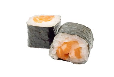 Japon somon balığı suşi sarması beyaz arka planda kırpma yolu ile izole edilmiş.