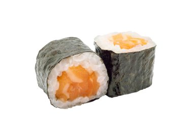 Japon somon balığı suşi sarması beyaz arka planda kırpma yolu ile izole edilmiş.
