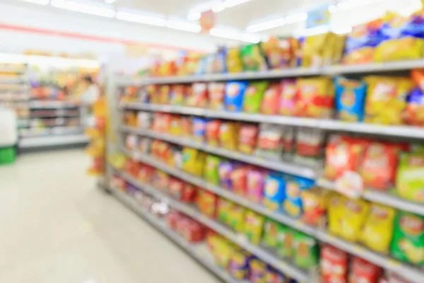Prateleiras Loja Conveniência Supermercado Com Batatas Fritas Snack Blur Fundo — Fotografia de Stock