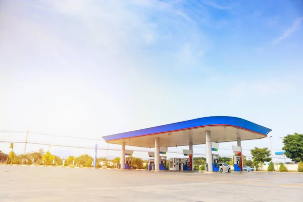 Benzinestation Met Wolken Blauwe Lucht — Stockfoto