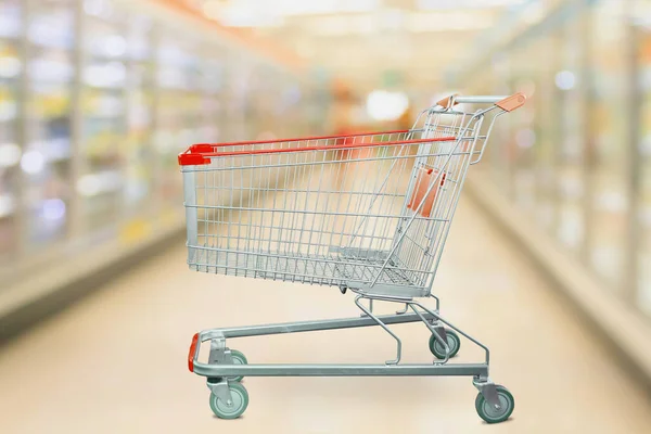 Supermarché Réfrigérateurs Congélateur Allée Flou Fond Déconcentré Avec Panier Rouge — Photo