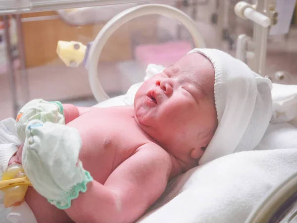 Recién Nacido Bebé Dormir Incubadora Hospital — Foto de Stock