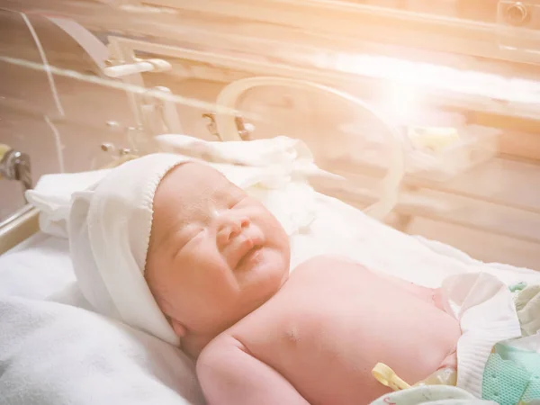 Nyfödd Flicka Inkubatorn Sjukhus Efter Förlossningen — Stockfoto