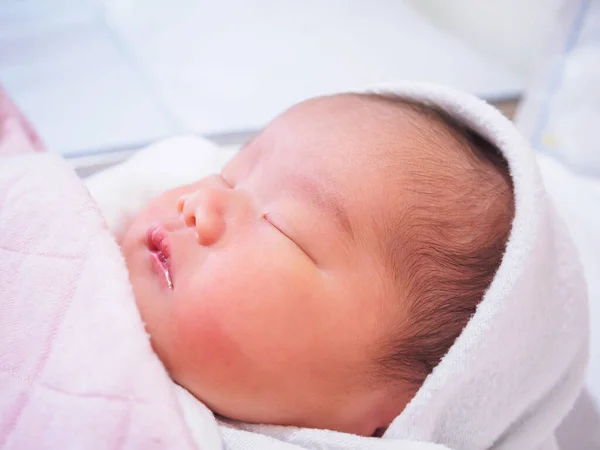Χαριτωμένο Νεογέννητο Ασιατικό Κοριτσάκι Κοιμάται — Φωτογραφία Αρχείου