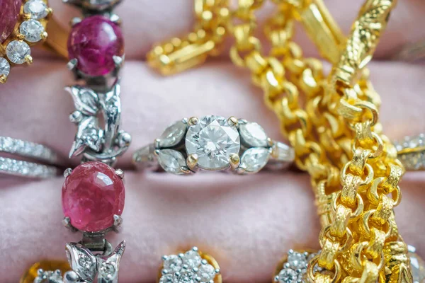 Χρυσό Και Ασήμι Διαμαντένιο Δαχτυλίδι Πολύτιμων Λίθων Περιδέραια Και Σκουλαρίκια — Φωτογραφία Αρχείου