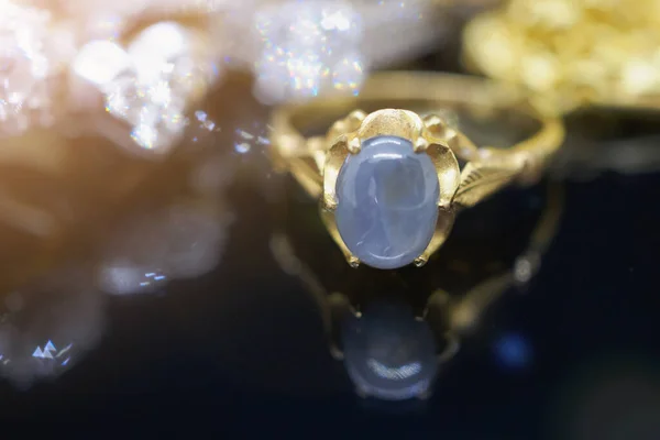 Ouro Vintage Jóias Anéis Safira Azul Com Reflexão Sobre Fundo — Fotografia de Stock
