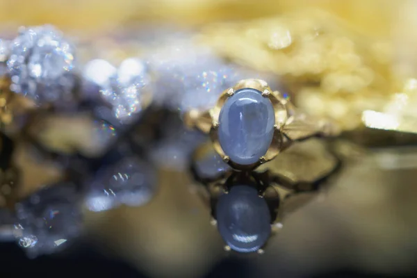 Винтажное Золото Ювелирные Изделия Голубые Сапфировые Кольца Отражением Черном Фоне — стоковое фото