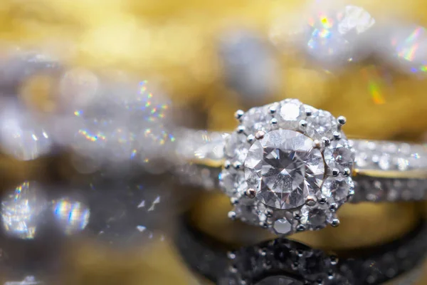 Ouro Luxo Anéis Diamantes Jóias Com Reflexão Sobre Fundo Preto — Fotografia de Stock