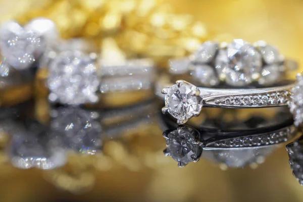 Luxusní Zlaté Šperky Diamantové Prsteny Odrazem Černém Pozadí — Stock fotografie