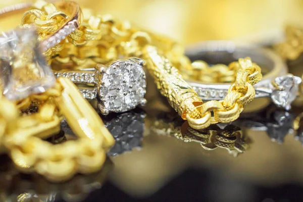ブラックを背景に反射と高級ゴールドジュエリーダイヤモンドリング — ストック写真