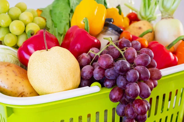 Frisches Obst Und Gemüse Grünen Warenkorb — Stockfoto