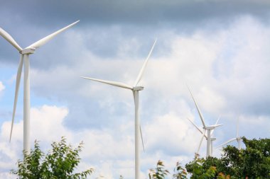 Rüzgar türbinleri bulutlar ve gökyüzü, yenilenebilir enerji