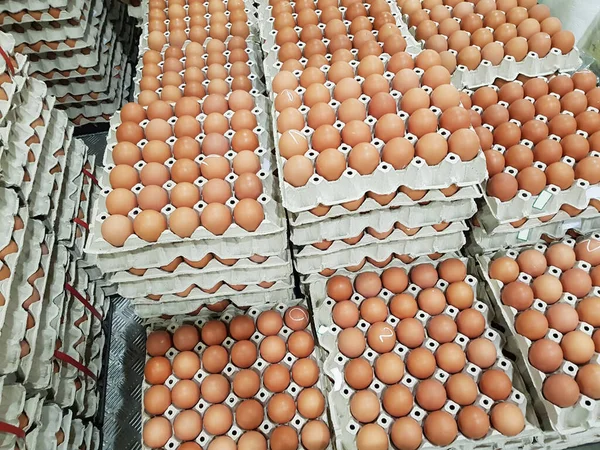 Süpermarkette satılık taze çiğ tavuk yumurtası.