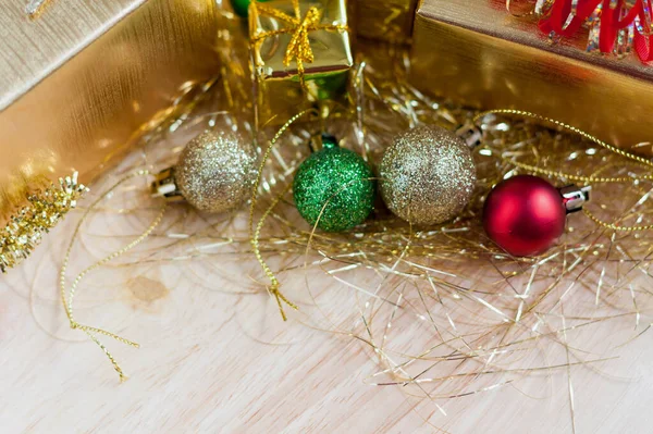 Noel Arkaplanı Olarak Ahşap Masada Noel Süsleri Olan Altın Hediye — Stok fotoğraf
