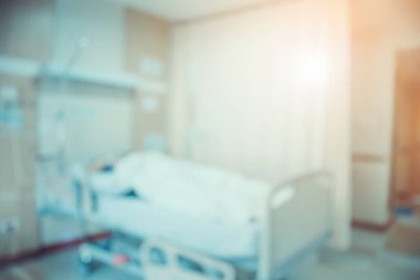 Hastane odasının içi yatak bulanıklığı ile dolu.