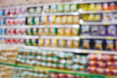 Soyut patates cipsleri ürünleri süpermarketin raflarına koyuyor.