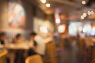 Restoran kafesi ya da kafenin içi soyut odaklanmış bulanık arka planı olan insanlarla dolu.