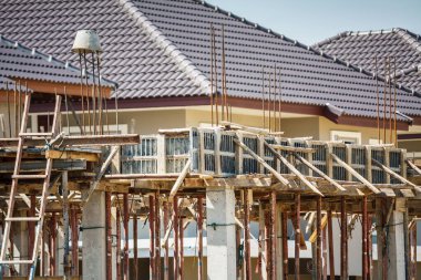 İnşaat alanında modern ev inşa etmek