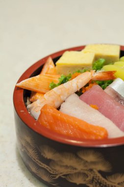 Japon pilavı ve çiğ deniz ürünleri.