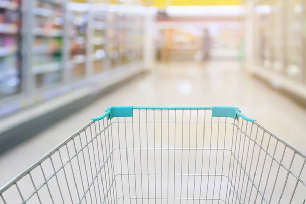 Carrito Compras Ver Con Leche Yogur Producto Estantes Pasillo Supermercado —  Fotos de Stock