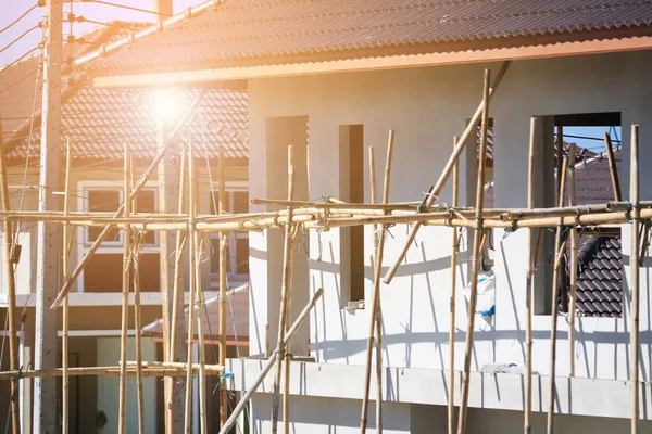 İnşaat alanında modern ev inşa etmek