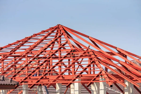 Trabajadores Soldadores Construcción Instalando Estructura Marco Acero Del Techo Casa — Foto de Stock