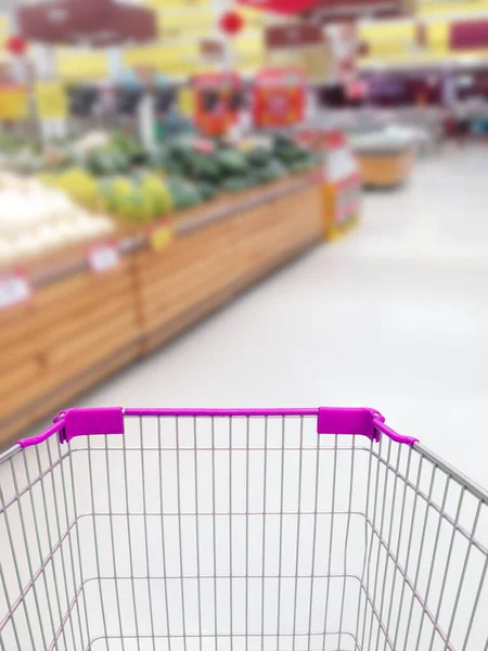 Comprar Algunas Frutas Verduras Supermercado Con Carrito Compras —  Fotos de Stock