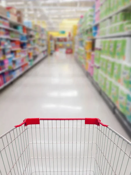 Supermarket Shelves Aisle Blurred Background Shopping Cart — Stock Photo, Image