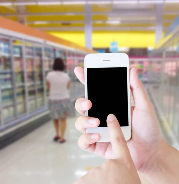 Mão Segurando Smartphone Com Supermercado Corredor Leite Iogurte Congelado Congelador — Fotografia de Stock