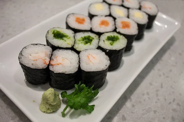 Rouleaux Sushi Sur Une Assiette — Photo