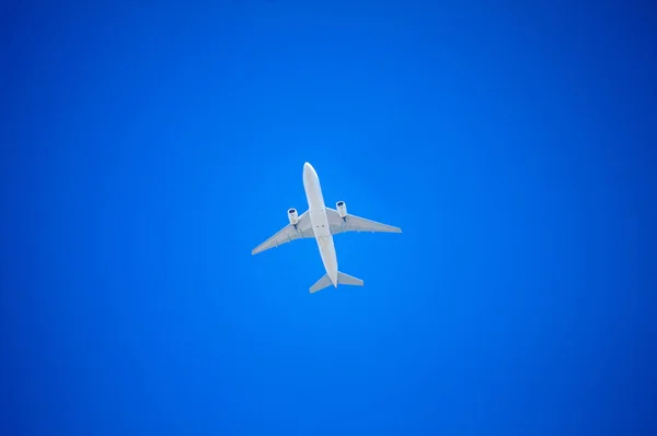 Letadlo Létající Modrou Oblohou — Stock fotografie