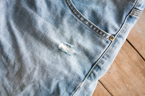 Primer Plano Vaqueros Azules Textura Blue Jeans Suelo Madera —  Fotos de Stock