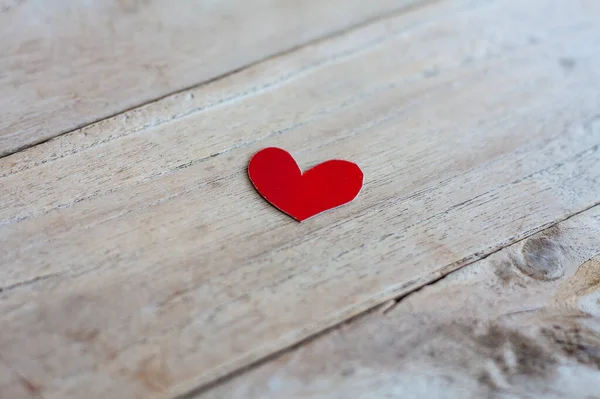 Κόκκινο Χαρτί Σχήμα Καρδιάς Ξύλινο Φόντο Grunge — Φωτογραφία Αρχείου