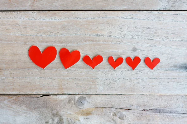 Papel Rojo Con Forma Corazón Sobre Fondo Grunge Madera — Foto de Stock