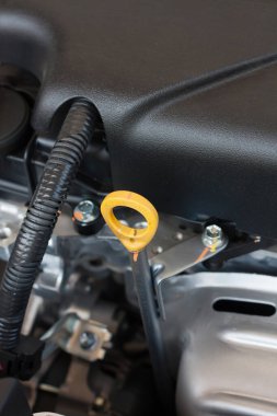 Araba motorunun yağ çubuğu, yağ seviyesini kontrol et.