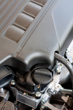 Araba motorunda motor yağı kapağını kapat