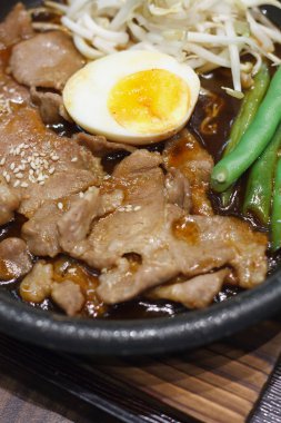 Yumurtalı ve sebzeli domuz eti Teppanyaki Japon mutfağı.